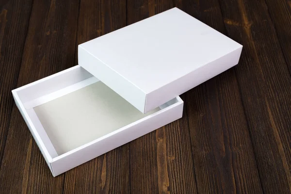 Coffret cadeau blanc vide ou plateau pour maquettes sur table en bois foncé wi — Photo