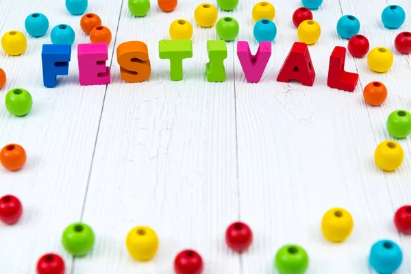 Festival colorato testo in legno su scrivania in legno bianco con Christma — Foto Stock