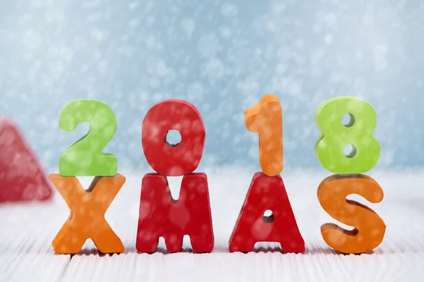 Xmas 2018 färgglada trä text på vit trä skrivbord med julstämning — Stockfoto