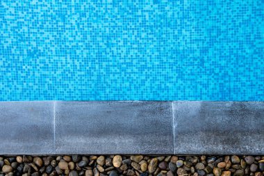 Yüzme Havuzu ile mavi mozaik karolar inci alt kenarına