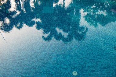 Mavi soyut mozaik karolar Yüzme havuzun dibinde b