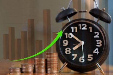 Çalar saat ve para yığınları adım çalışırdı üzerinde çift pozlama