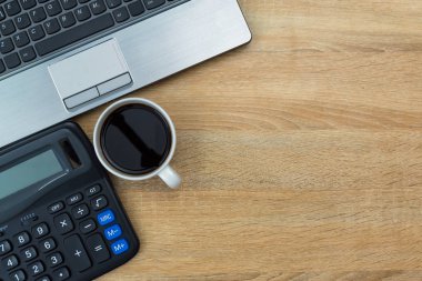 Dizüstü bilgisayar ya da dizüstü bilgisayar, hesap makinesi ve kahve wor üzerinde