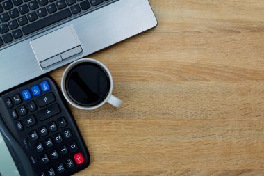 Dizüstü bilgisayar ya da dizüstü bilgisayar, hesap makinesi ve kahve wor üzerinde