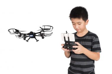 Asyalı çocuk hexacopter dron ve radyo uzaktan kumanda elini tutarak