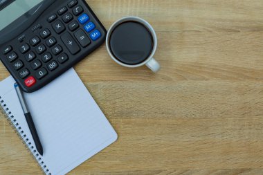 Hesap makinesi ve kahve kayda göre polis ile çalışma tablosu ile