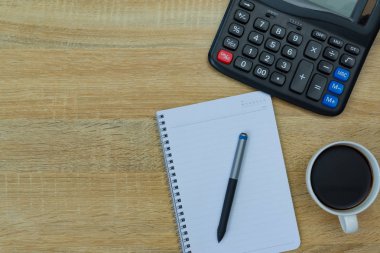 Hesap makinesi ve kahve kayda göre polis ile çalışma tablosu ile