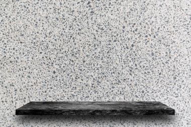 Raflar boş top siyah mermer taş üzerinde beyaz terrazzo st