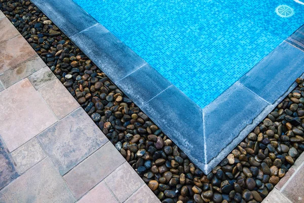 泳池边缘的蓝色马赛克瓷砖在底部的 th — 图库照片