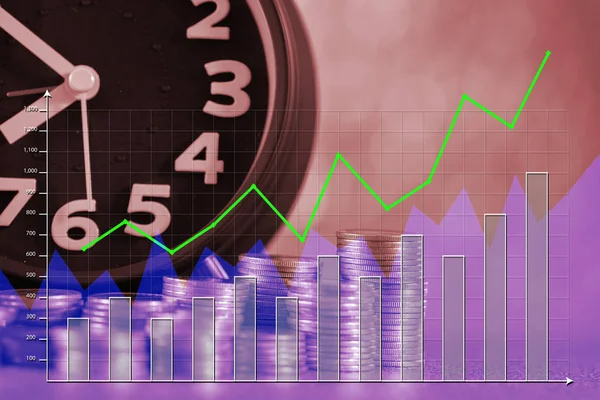 Будильник двойной экспозиции и ступени стопки монет с financ — стоковое фото