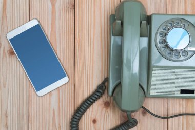 Retro döner telefon veya vintage telefon kablosu ve yeni hücre ile 