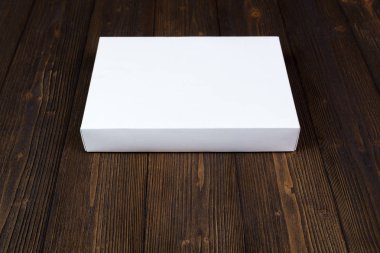 Boş beyaz hediye kutusu veya tepsi için sahte kadar koyu ahşap wi masa