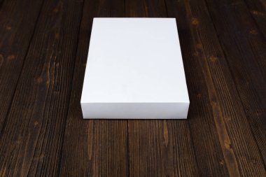 Boş beyaz hediye kutusu veya tepsi için sahte kadar koyu ahşap wi masa