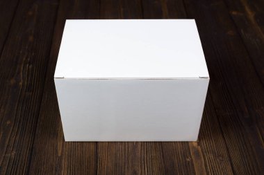 Boş beyaz hediye kutusu veya tepsi için sahte kadar koyu ahşap wi masa