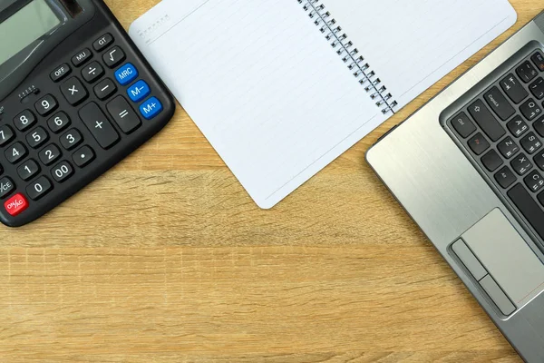 Dizüstü bilgisayar ya da defter ve diğer aygıt, hesap makinesi ve değil