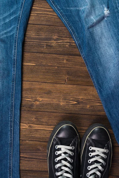 Kot pantolon ya da kot denim koleksiyonu ve siyah spor ayakkabı o yıpranmış