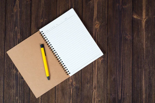 Cuaderno y papel blanco vacío con pluma sobre tabla de madera vista superior w — Foto de Stock