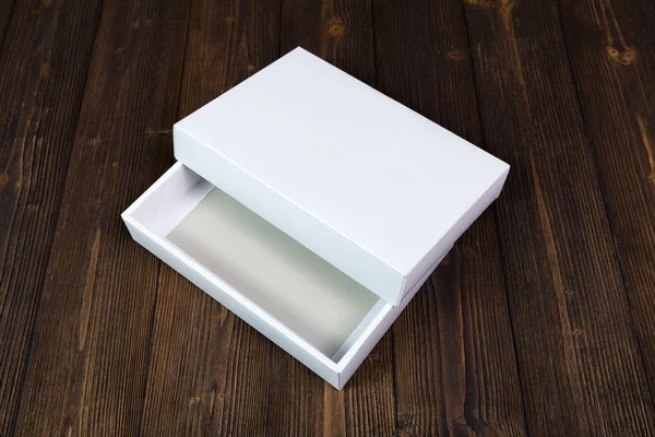Caja de regalo o bandeja blanca vacía para maqueta en mesa de madera oscura wi — Foto de Stock