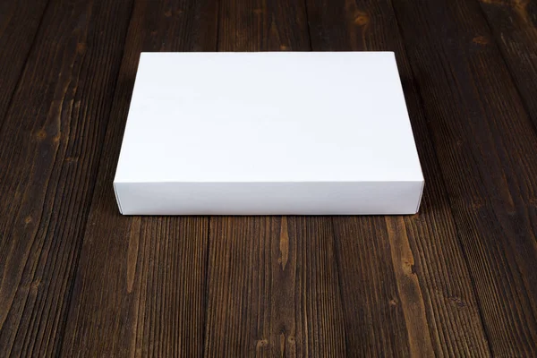 Boş beyaz hediye kutusu veya tepsi için sahte kadar koyu ahşap wi masa