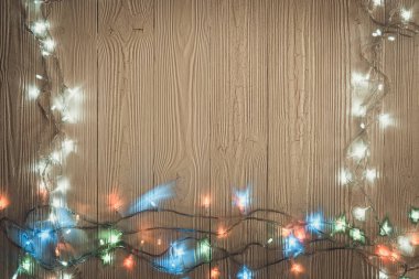 Süslü sinyal Işık Ampüller ya da çelenk ve çelenk ahşap masa f