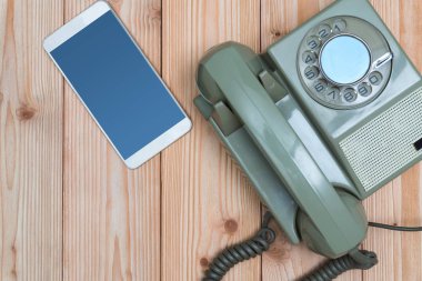 Retro döner telefon veya vintage telefon kablosu ve yeni hücre ile 