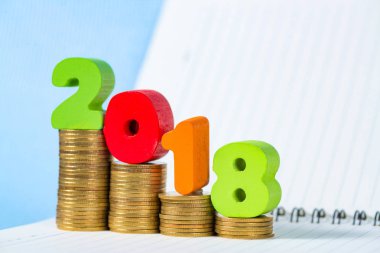 2018 ahşap metin ve sikke yığını adım ile defter kağıt üzerinde 