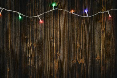 Süslü sinyal Işık Ampüller ya da çelenk ve çelenk ahşap masa f