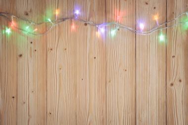 Süslü sinyal Işık Ampüller ya da çelenk ve çelenk ahşap masa f