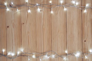 Süslü sinyal Işık Ampüller ya da çelenk ve çelenk ahşap masa f