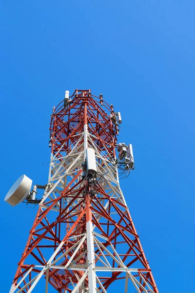 Teléfono móvil torre de antena de comunicación con antena parabólica en — Foto de Stock