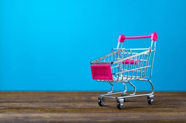 Alışveriş sepeti ya da süpermarket arabası kopya s ahşap tablo