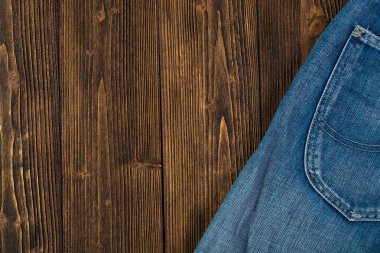 Kaba kara tahta günü yıpranmış kot pantolon ya da kot denim koleksiyonu