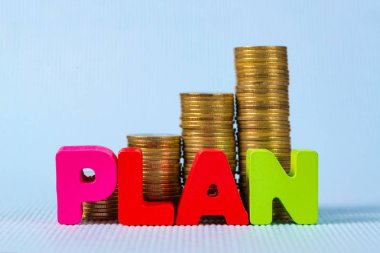 Ahşap metin ve kopya alanı ekle için sikke yığını adım planı