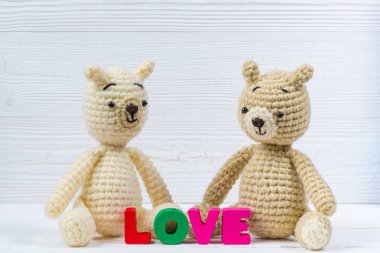 Tatlı çift oyuncak ayı oyuncak bebek aşk metin ve kırmızı örgü