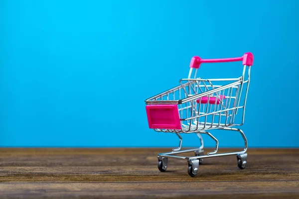 Panier ou chariot supermarché sur table en bois avec copie s — Photo