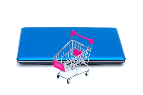 Carrello della spesa o carrello del supermercato con notebook portatile su whi — Foto Stock