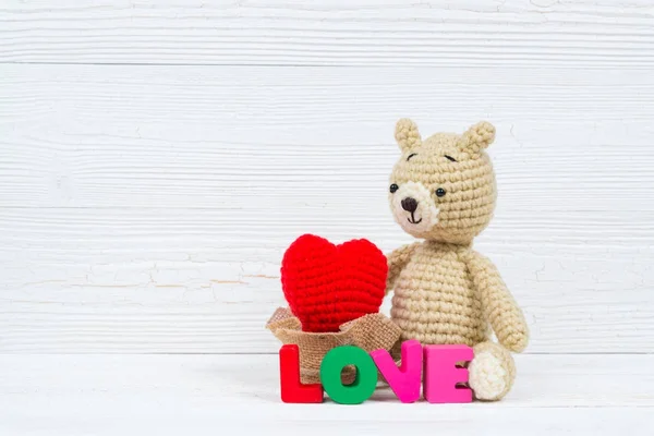 Söt nalle docka med kärlek text och röd stickning hjärtat på — Stockfoto