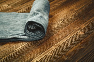 Frayed kot pantolon ya da kot denim koleksiyonu üzerinde kaba karanlık w rulo