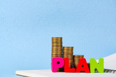 Ahşap metin ve adım para yığını ile defter kağıt üzerinde planı 