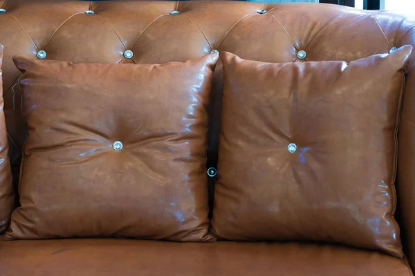 Poltrona in pelle marrone stile vintage divano in soggiorno. interi — Foto Stock