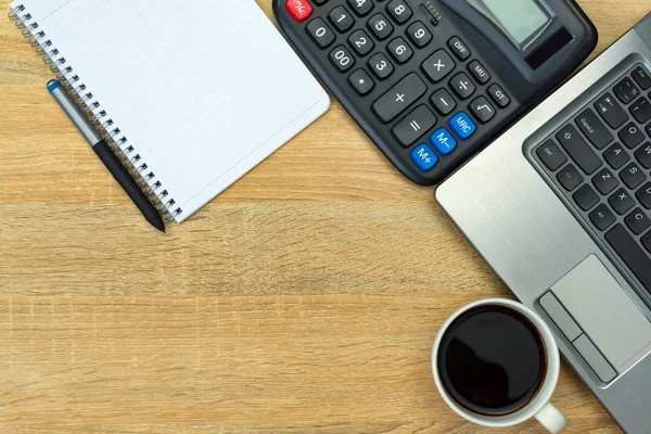Dizüstü bilgisayar ya da dizüstü bilgisayar, hesap makinesi ve kahve wor üzerinde
