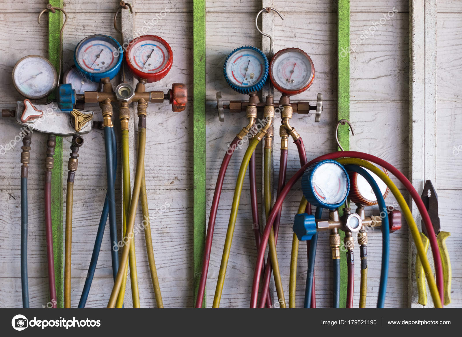 Equipo eléctrico desmontado y metálico en una superficie de madera