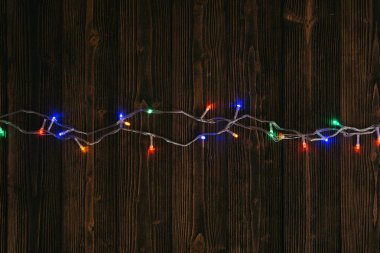 Süslü sinyal Işık Ampüller ya da çelenk ve çelenk ahşap masa f