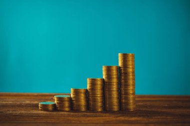 Sikke, sikke yığınları adım ahşap tabl üzerinde artan sütunlar