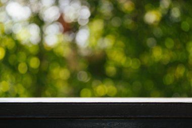 Boş bir tablo ile taze yeşil soyut bulanık tre top ahşap masa