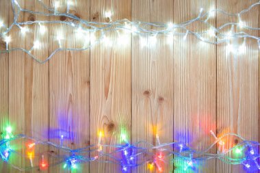 Süslü sinyal Işık Ampüller ya da çelenk ve çelenk ahşap masa f