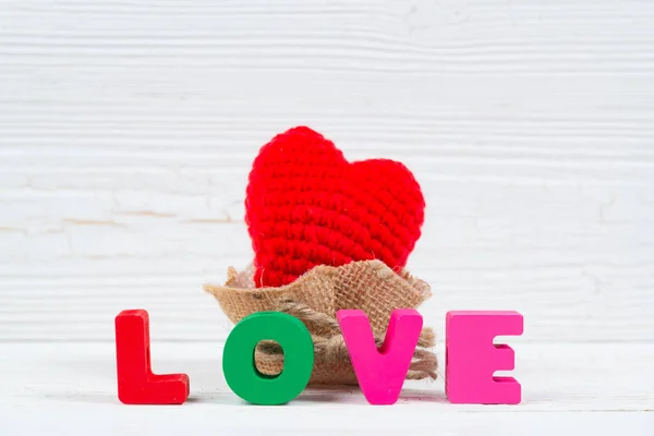 Biglietto di San Valentino con testo Love e cuore rosso a maglia su bianco wo — Foto Stock