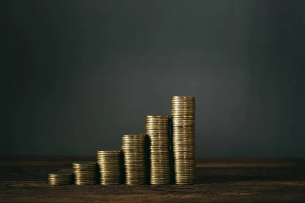 Aumento de columnas de monedas, paso de pilas de monedas en tabl de madera —  Fotos de Stock