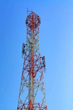 Cep telefonu iletişim anten Kulesi üzerinde uydu çanağı ile 