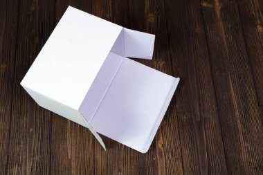 Boş beyaz hediye kutusu veya tepsi için sahte kadar koyu ahşap wi masa